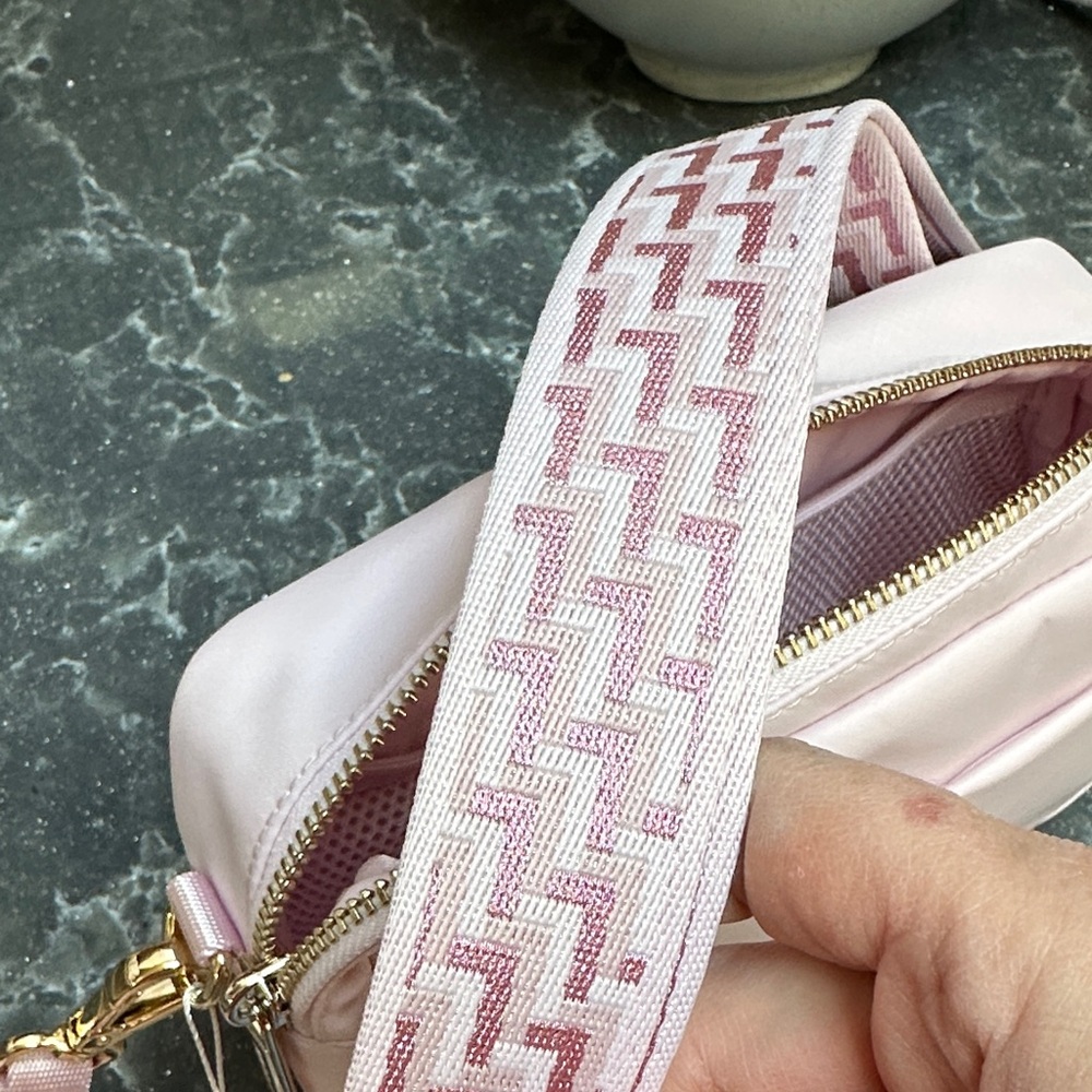 Lululemon Everywhere Crossbody L Monogram Metallic Sac - Picture 6 of 6